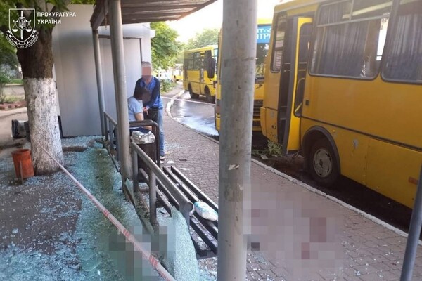 Ранковий удар по зупинці в Одесі: зазнали осколкових поранень люди фото 10