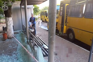 Ранковий удар по зупинці в Одесі: зазнали осколкових поранень люди фото 10