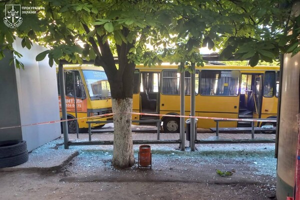 Ранковий удар по зупинці в Одесі: зазнали осколкових поранень люди фото 11