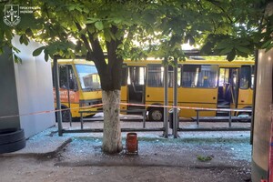 Ранковий удар по зупинці в Одесі: зазнали осколкових поранень люди фото 11