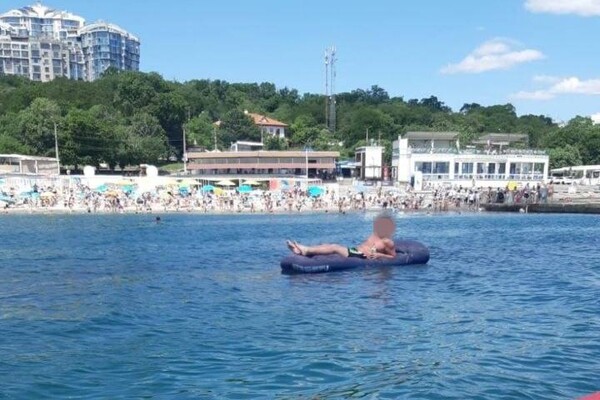 В Одесі течія ледь не віднесла в море майже два десятки людей фото 2