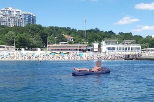 В Одесі течія ледь не віднесла в море майже два десятки людей фото 2