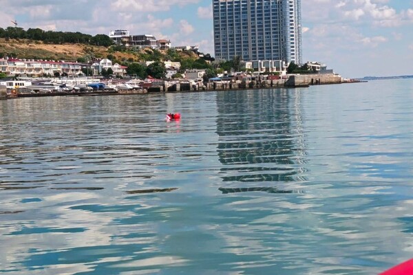 В Одесі течія ледь не віднесла в море майже два десятки людей фото 3