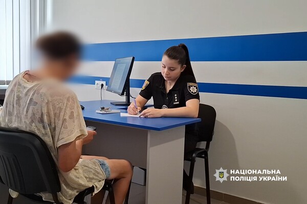 Била руками и топором: в Одесской области пьяная мать пытала пятилетнего сына фото