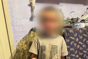 Била руками и топором: в Одесской области пьяная мать пытала пятилетнего сына фото 1