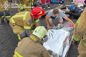 По пути в Николаев автобус из Одессы столкнулся с фурой: погибших более десятка (обновлено) фото 3