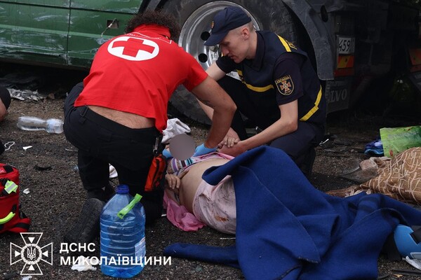 По пути в Николаев автобус из Одессы столкнулся с фурой: погибших более десятка (обновлено) фото 4