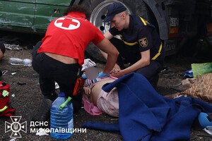 По пути в Николаев автобус из Одессы столкнулся с фурой: погибших более десятка (обновлено) фото 4