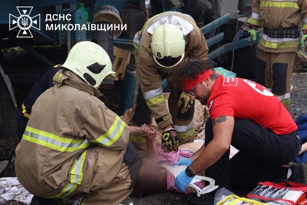 По пути в Николаев автобус из Одессы столкнулся с фурой: погибших более десятка (обновлено) фото 5