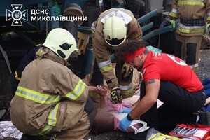 По пути в Николаев автобус из Одессы столкнулся с фурой: погибших более десятка (обновлено) фото 5