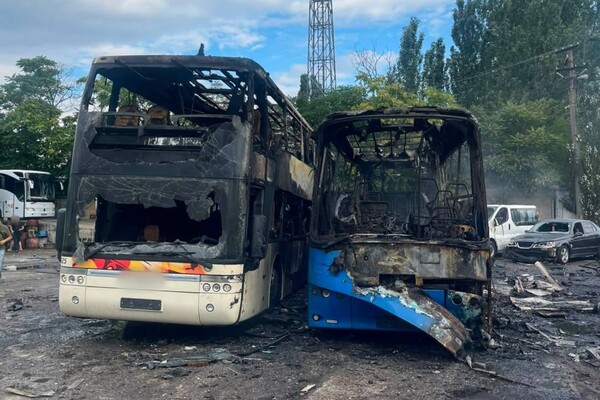 РФ обстріляла автотранспортне підприємство в Одесі: постраждали люди (оновлено) фото 4