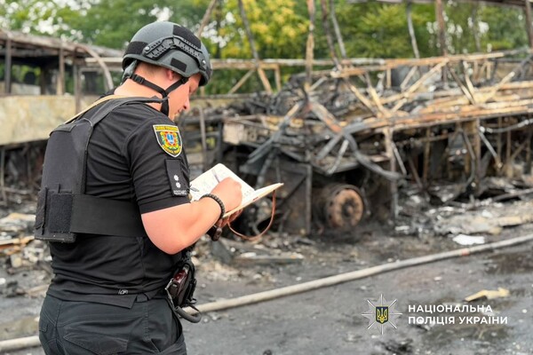 РФ обстріляла автотранспортне підприємство в Одесі: постраждали люди (оновлено) фото 7