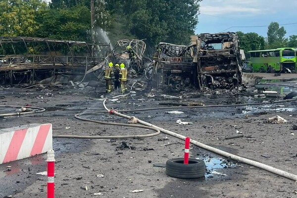 РФ обстріляла автотранспортне підприємство в Одесі: постраждали люди (оновлено) фото 8