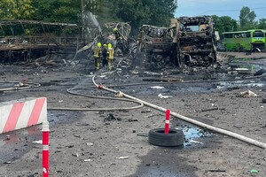 РФ обстріляла автотранспортне підприємство в Одесі: постраждали люди (оновлено) фото 8