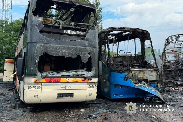 РФ обстріляла автотранспортне підприємство в Одесі: постраждали люди (оновлено) фото 9
