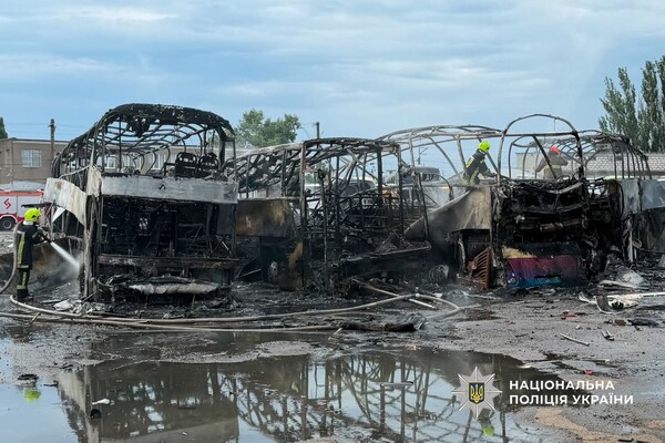 РФ обстріляла автотранспортне підприємство в Одесі: постраждали люди (оновлено) фото 10