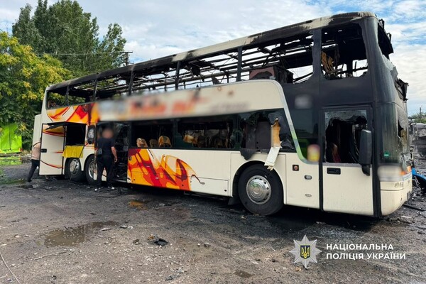 РФ обстріляла автотранспортне підприємство в Одесі: постраждали люди (оновлено) фото 11