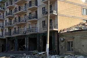 Утром РФ атаковала многоэтажку в Одессе и АЗС в области: есть жертвы и пострадавшие фото 15