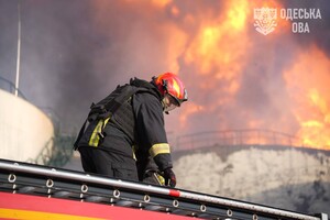 РФ обстреляла промышленный объект в Одесской области: горел резервуар с маслом фото 2