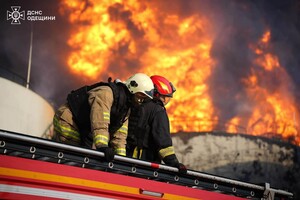 РФ обстреляла промышленный объект в Одесской области: горел резервуар с маслом фото 4