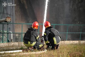 РФ обстреляла промышленный объект в Одесской области: горел резервуар с маслом фото 10