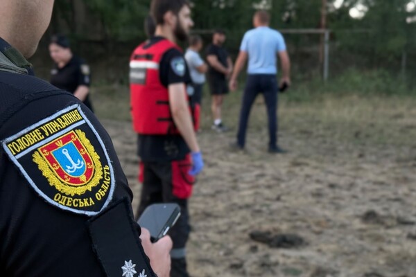 Удар по парку розваг і будинках на Одещині: загинув підліток, під завалами можуть перебувати люди фото 3