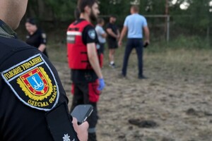 Удар по парку розваг і будинках на Одещині: загинув підліток, під завалами можуть перебувати люди фото 3