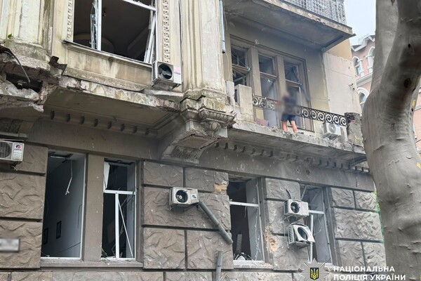РФ завдала ракетного-дронового удару по середмістю Одеси: серед постраждалих підліток фото