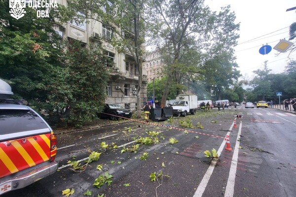 РФ завдала ракетного-дронового удару по середмістю Одеси: серед постраждалих підліток фото 2