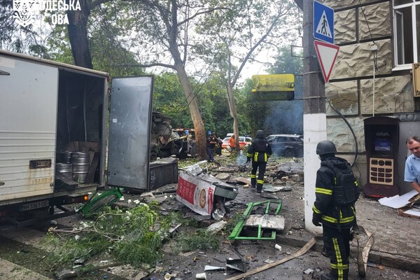 РФ завдала ракетного-дронового удару по середмістю Одеси: серед постраждалих підліток фото 5