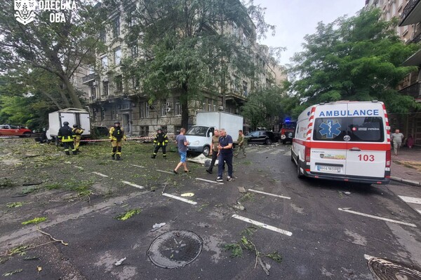 РФ завдала ракетного-дронового удару по середмістю Одеси: серед постраждалих підліток фото 6