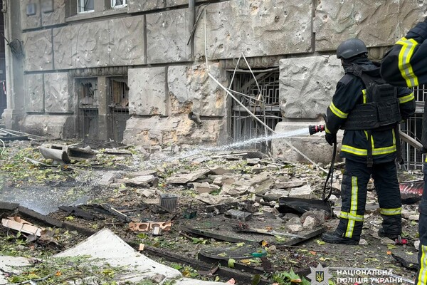 РФ завдала ракетного-дронового удару по середмістю Одеси: серед постраждалих підліток фото 9