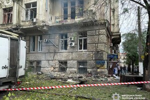 РФ завдала ракетного-дронового удару по середмістю Одеси: серед постраждалих підліток фото 10