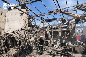 РФ обстріляла меблевий магазин в Одесі: постраждали люди фото 1