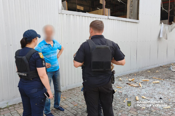 РФ обстріляла меблевий магазин в Одесі: постраждали люди фото 10
