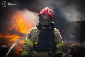 РФ нанесла ракетный удар по Одессе: город окутало дымом фото 3