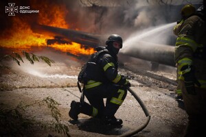 РФ нанесла ракетный удар по Одессе: город окутало дымом фото 5