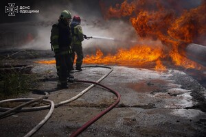 РФ нанесла ракетный удар по Одессе: город окутало дымом фото 6