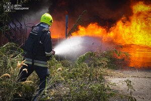 РФ нанесла ракетный удар по Одессе: город окутало дымом фото 9