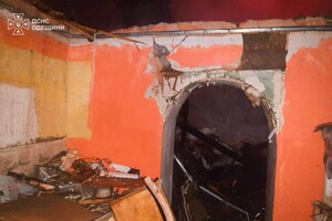 Ночью РФ обстреляла частный дом в Одесской области: пострадали люди фото