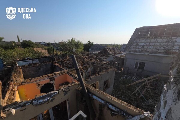 Ночью РФ обстреляла частный дом в Одесской области: пострадали люди фото 10