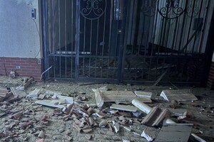 РФ обстріляла житлові будинки в Одеському районі: постраждала людина фото 6