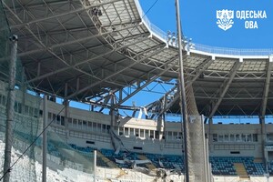 РФ нанесла удар по стадиону "Черноморец" в Одессе: получила осколочные ранения девушка (обновлено) фото