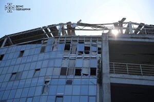 РФ нанесла удар по стадиону "Черноморец" в Одессе: получила осколочные ранения девушка (обновлено) фото 23