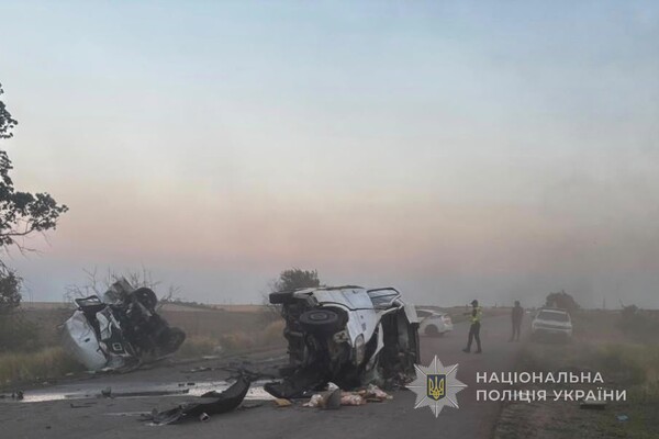 В Одесском районе фургон врезался в два микроавтобуса: есть жертвы и пострадавшие фото