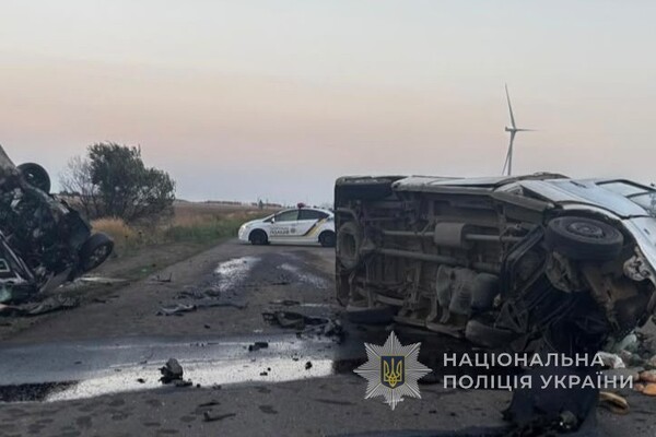 В Одесском районе фургон врезался в два микроавтобуса: есть жертвы и пострадавшие фото 1