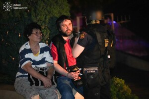 РФ обстреляла многоэтажку в Одессе: горела квартира фото 3