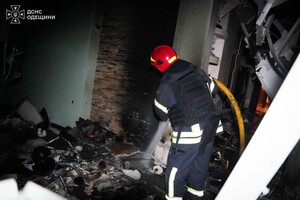 РФ обстреляла многоэтажку в Одессе: горела квартира фото 6