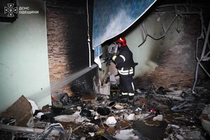 РФ обстреляла многоэтажку в Одессе: горела квартира фото 9