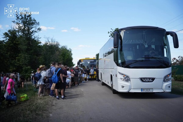 РФ во второй раз за день обстреляла поезд в Одесской области: нанесла удар по тепловозу (обновлено) фото